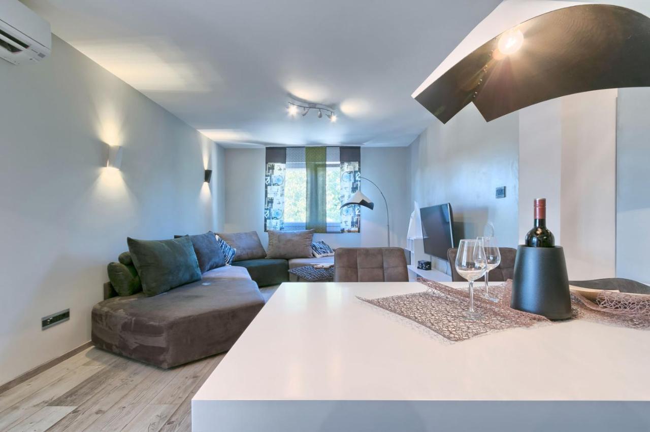 Modern Oasis Apartment Pula Exterior photo