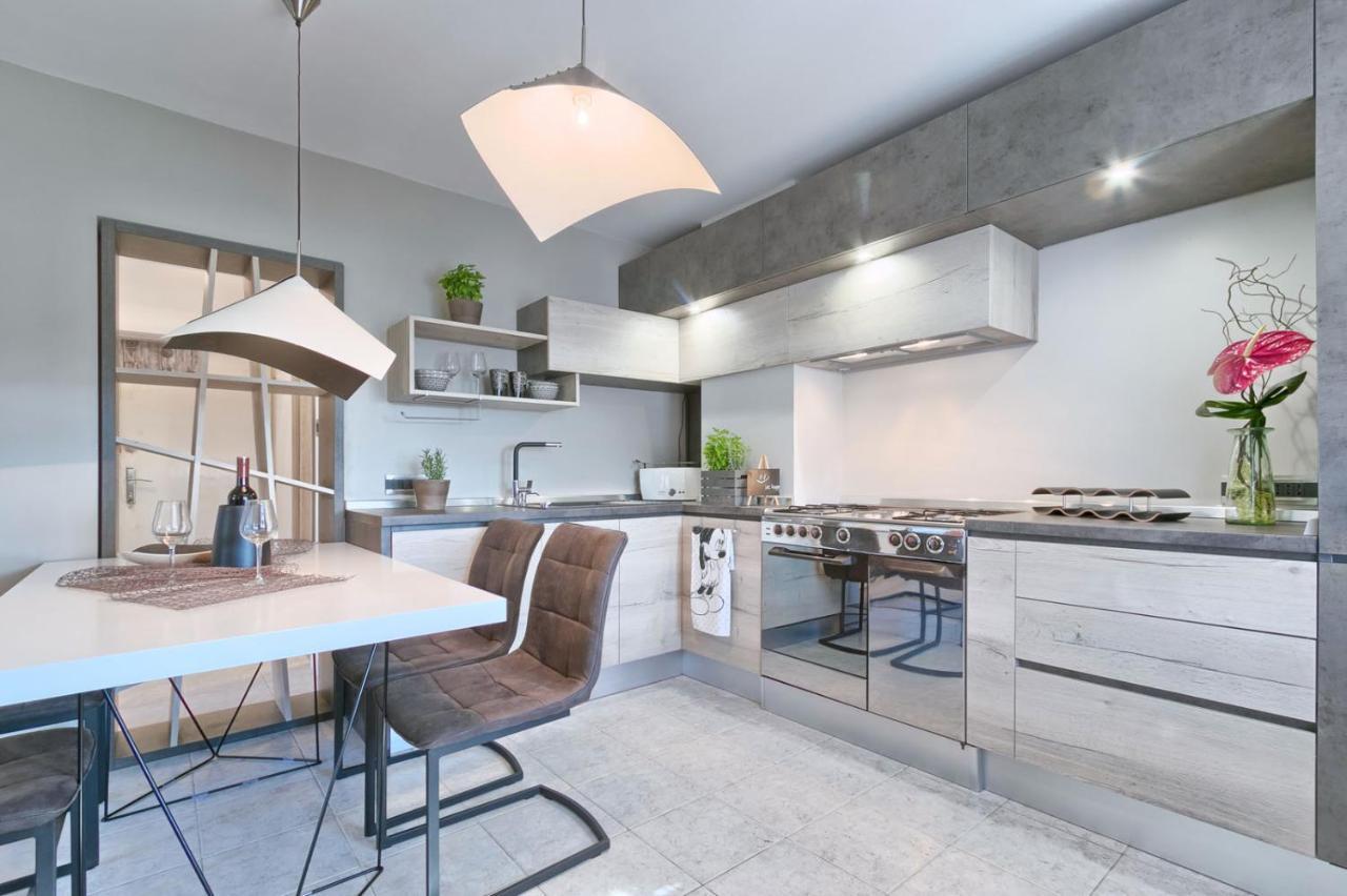 Modern Oasis Apartment Pula Exterior photo